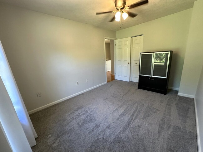 Building Photo - Lovely End Unit Townhome in Avondale Run!