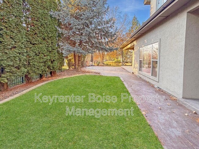 Building Photo - 1141 E Crowne Pointe Dr