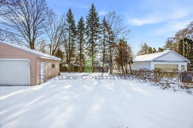 Building Photo - Spacious 3 Bedroom Single Family Home Near Downtown GR | $1795