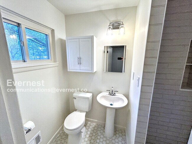 Building Photo - 545 Edgecrest Cir