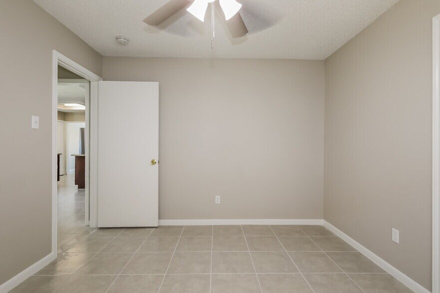 Building Photo - 16919 Amidon Dr