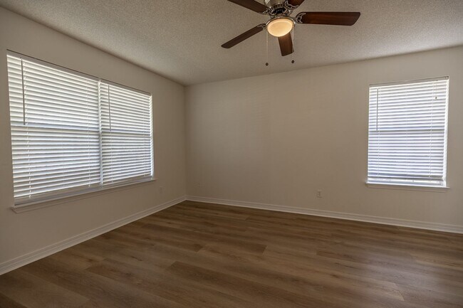 Building Photo - Beautiful Open Floor Plan