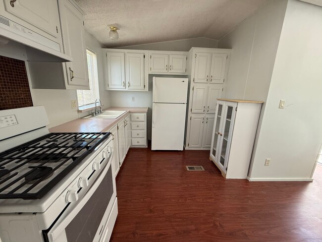 Building Photo - Occupied Do Not Disturb Tenant - 2 Bedroom 2 Bath Contact Property Pros 928-634-7710