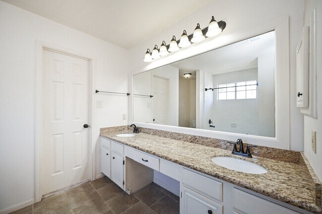 Building Photo - 2914 Silent Dr