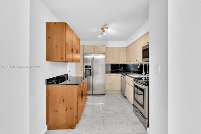 Building Photo - 6770 Indian Creek Dr