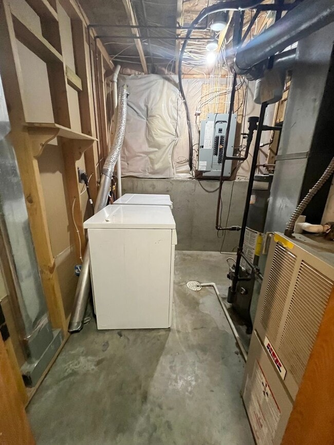 Building Photo - 5 Bed/2 Bath West Side Home!