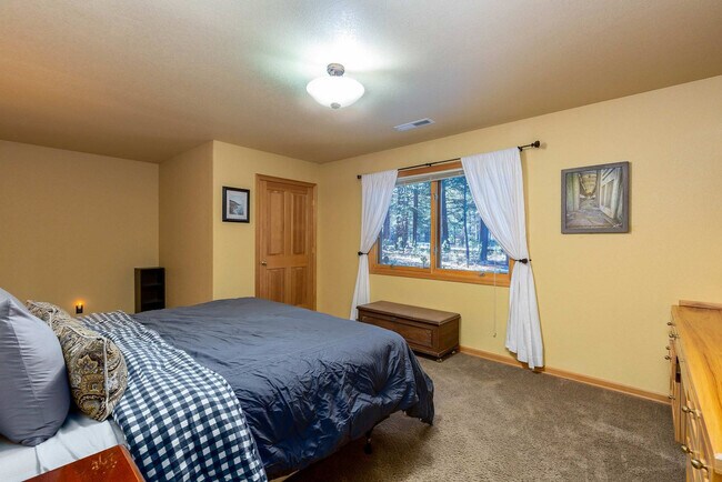 Building Photo - 17028 Cooper Dr