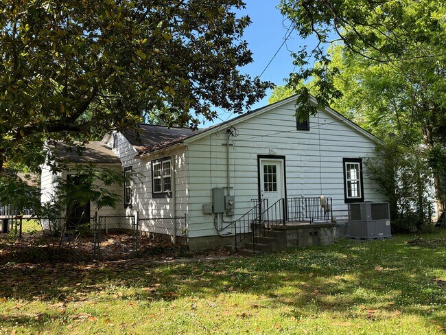 Building Photo - Charming 2 Bedroom / 1 Bathroom Home Near Downtown Pell City & Logan Martin Lake