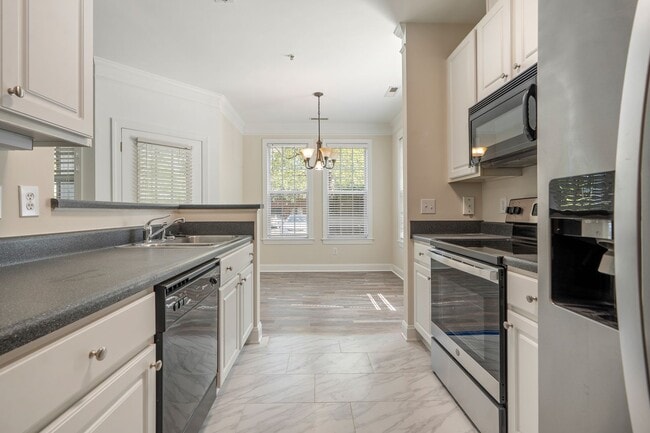 Building Photo - Ground Level 2-bed, 2-bath Condo in Provid...