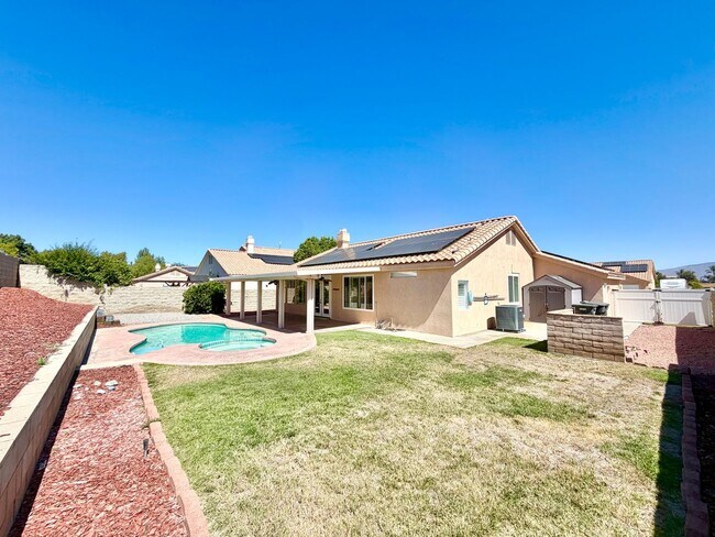 Building Photo - Move-In Ready 3 Bedroom 2 Bathroom Hemet Pool Home with Solar