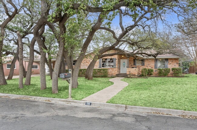 Building Photo - Charming Oak-Shaded Retreat in Woodway’s Coveted Bird Streets with Versatile Living Spaces & Work...