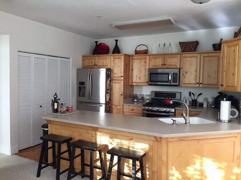 Building Photo - 8300 Meadowview Dr