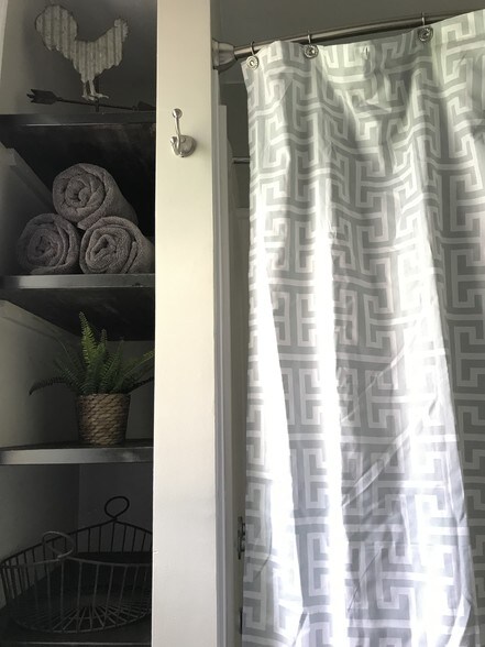 Building Photo - 633 E 11th Ave