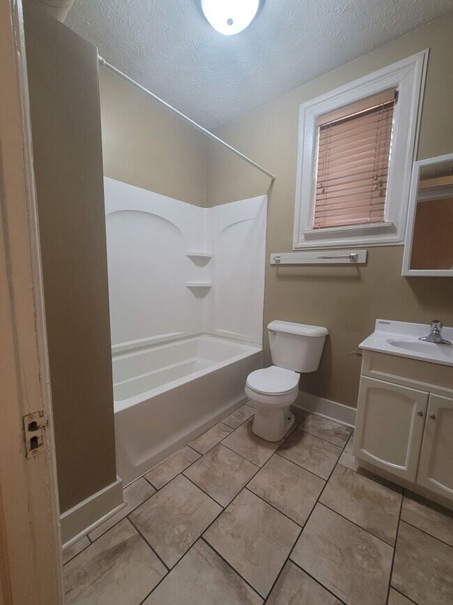 Building Photo - Beautiful 2 Bedroom Townhouse!
