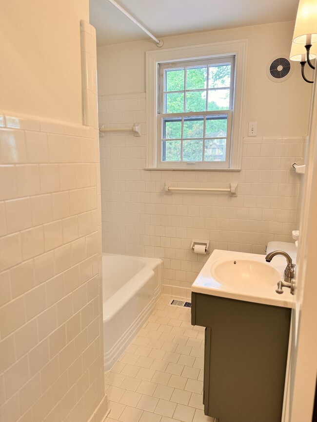 Main level bath, tub/shower, linen closet - 3800 Auburn Ln