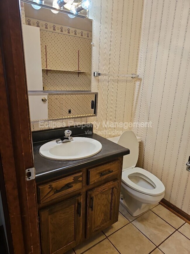 Building Photo - 9 River Dr