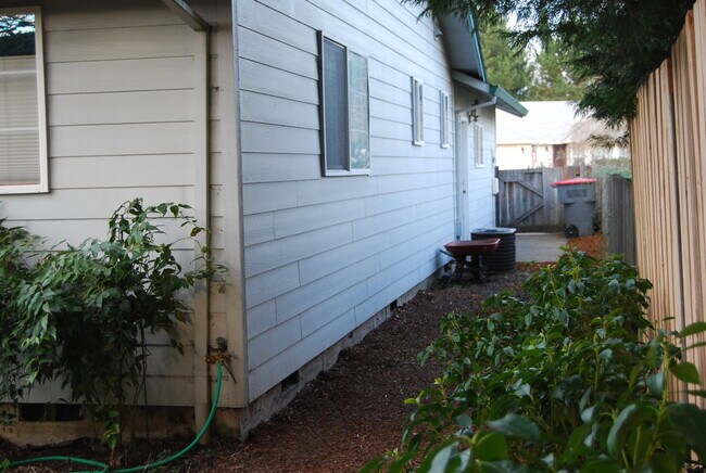 Building Photo - Charming & Well-Maintained Single-Story Home in McMinnville