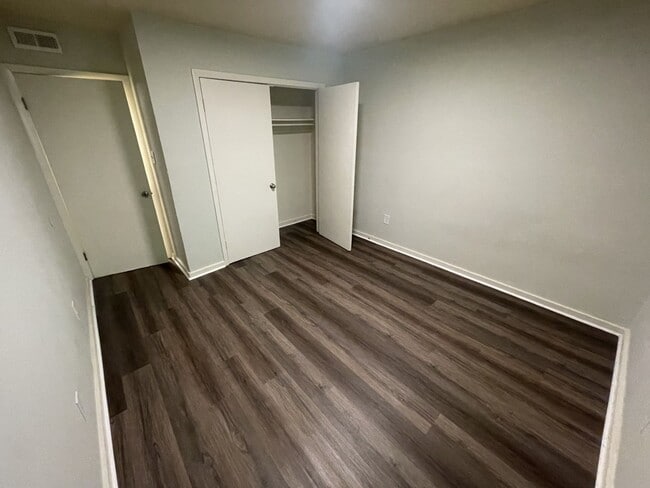 Building Photo - 3 bd 1.5 ba Condo
