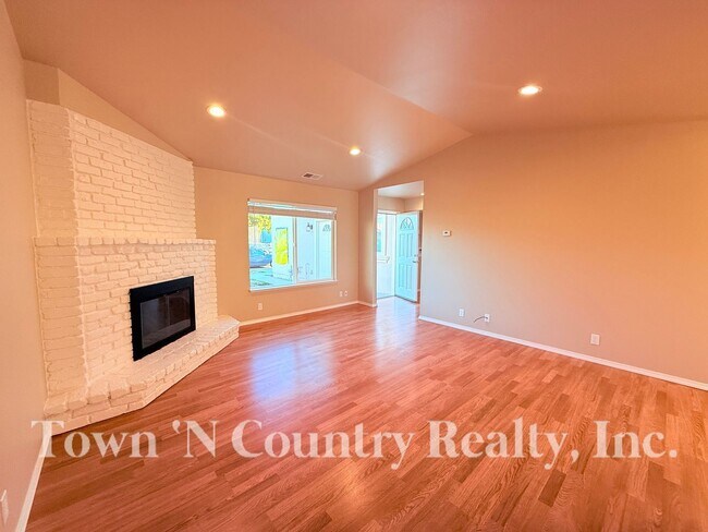 Building Photo - 1720 Cherokee Dr