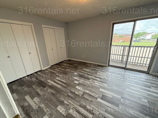 Building Photo - $875 - 2 bed 1.5 bath beautiful bi-level a...