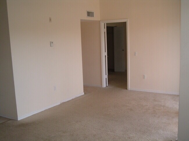 Building Photo - EMERALD ISLE AT LAGUNA LAKES CONDO