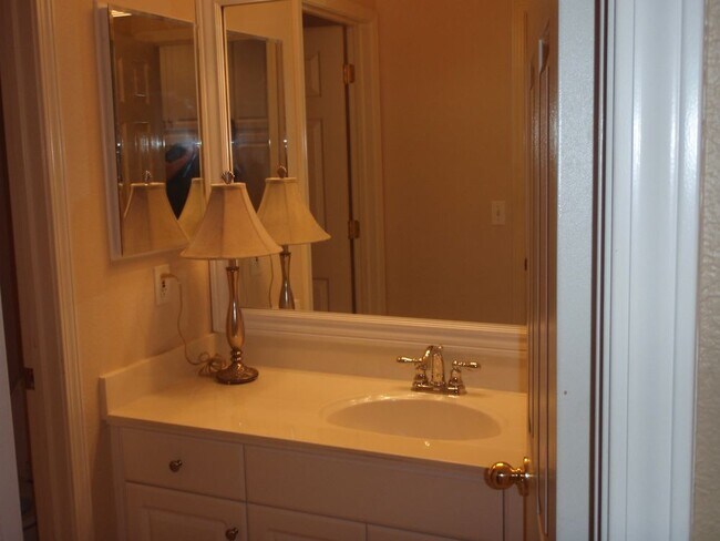 Building Photo - 3592 Lakefront Circle