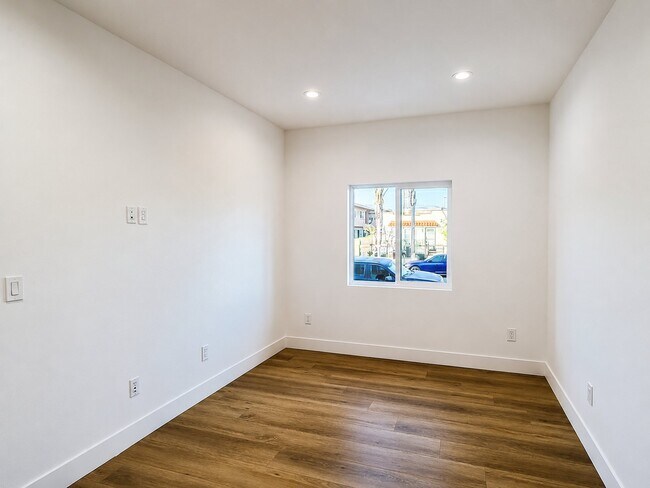 Building Photo - 4838 W 17th St