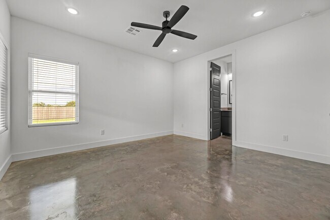 Building Photo - MOVE IN SPECIALS