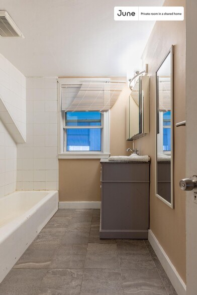 Building Photo - Room in Shared 6 bed/2 bath home