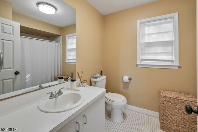 Building Photo - 18 Lisa Dr