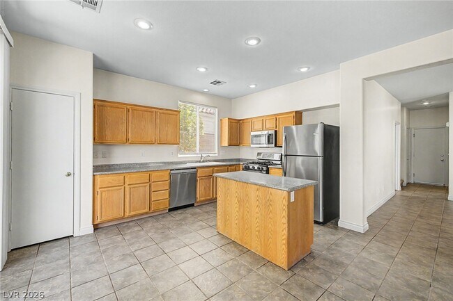Building Photo - 2392 Predera Ave