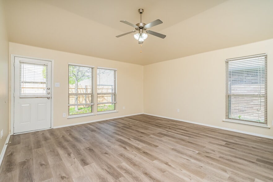 Building Photo - 1617 Bob Dr