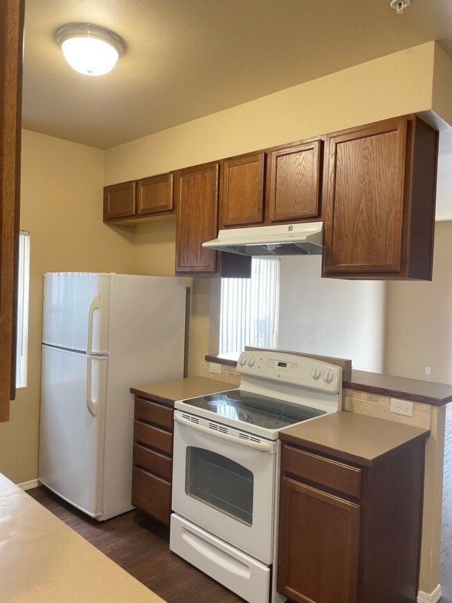 Building Photo - BEAUTIFUL 2 BEDROOM TOWNHOME IN SOUTH SALEM HILLS!