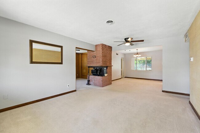 Building Photo - 3 Bedroom / 2 Bathroom Home With Large Bac...