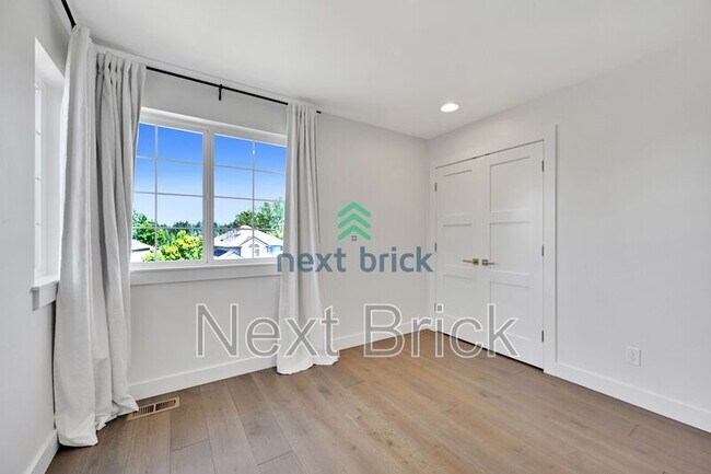 Building Photo - 1413 233rd Ave NE