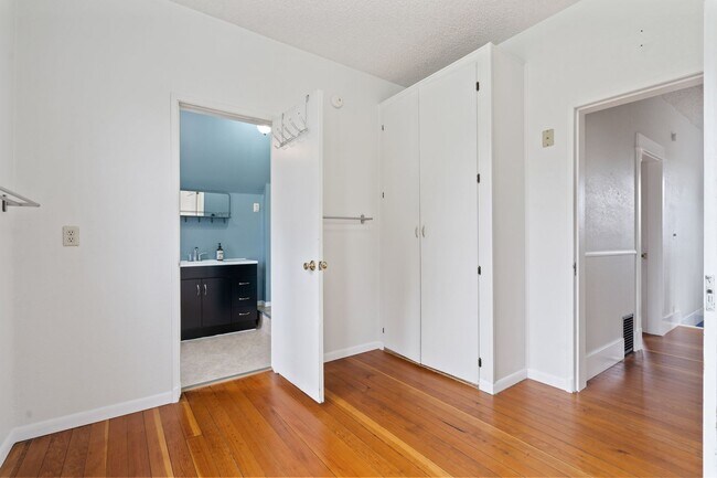 Building Photo - Spacious 4BR Turn-of-the-Century Charmer in the Heart of Bremerton!
