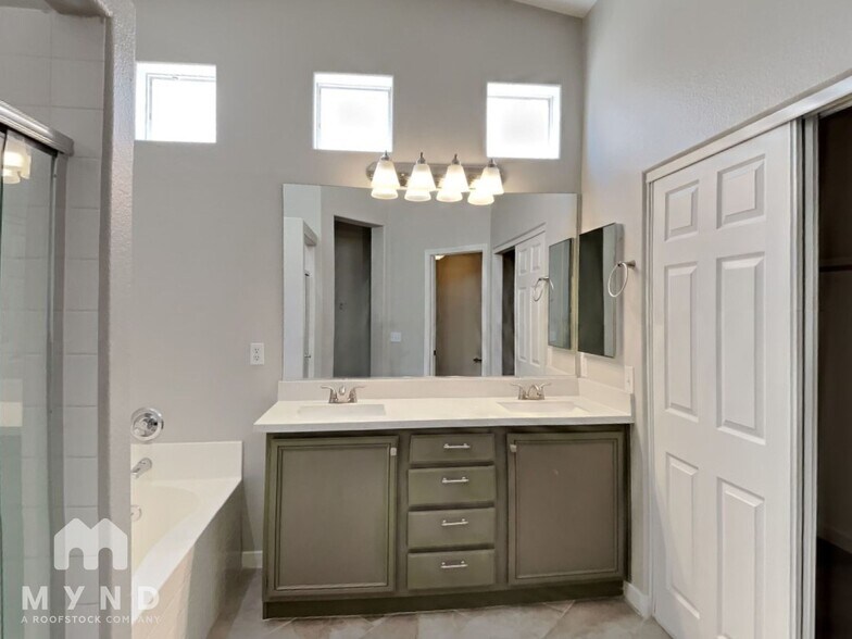 Building Photo - 423 Regal Robin Way