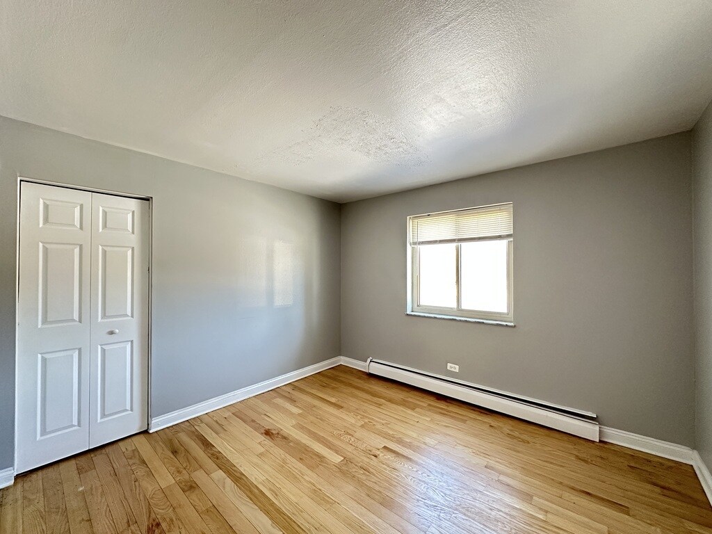 Building Photo - 1004 S River Rd