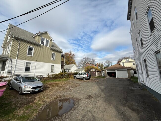 Building Photo - 174 Brentwood Ave