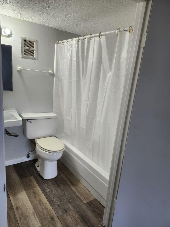 Building Photo - 1 Bed 1 Bath Apartment for Rent $950