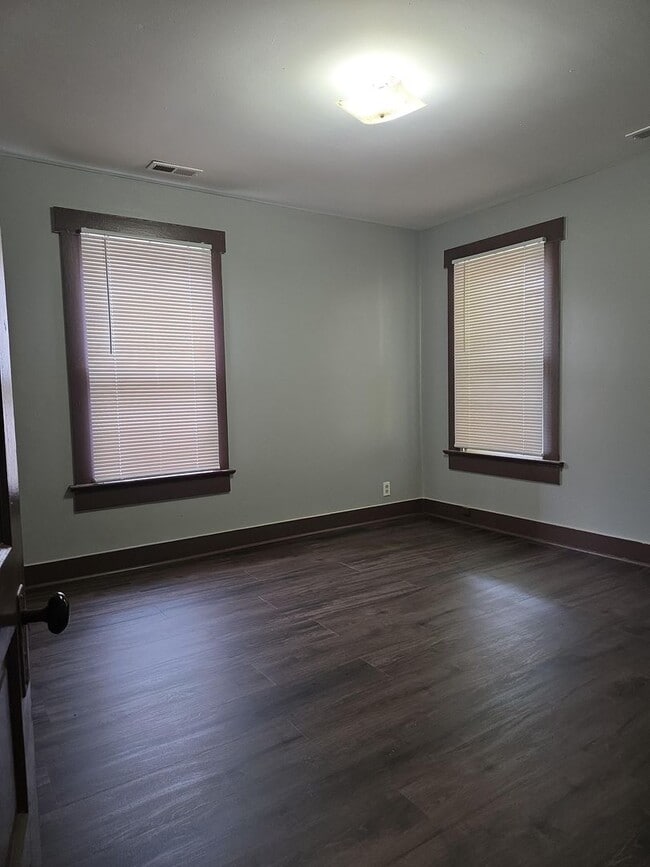 Building Photo - Great 4 bed 1.5 bath with detached garage ...