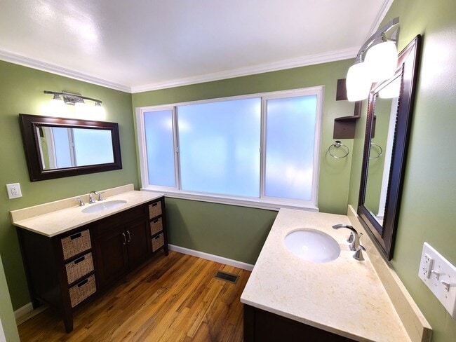 Building Photo - Charming 3Bd/2Ba Kirkland Home with Huge Yard!