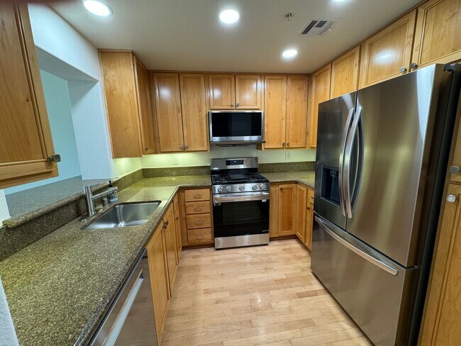 Building Photo - Updated Top Floor Unit -- Perfect Commuter Location -- Walking Distance to Laurel Street -- Must ...