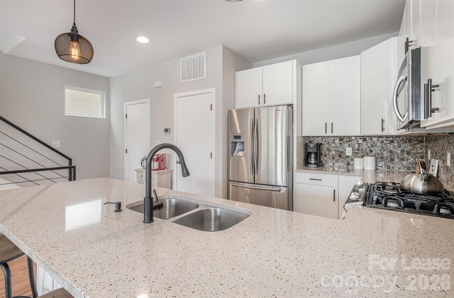 Building Photo - 925 Westbrook Dr