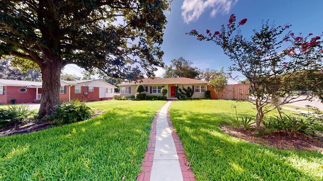 Building Photo - Stunning 4 Bedroom, 2 Bath Home in the Hea...