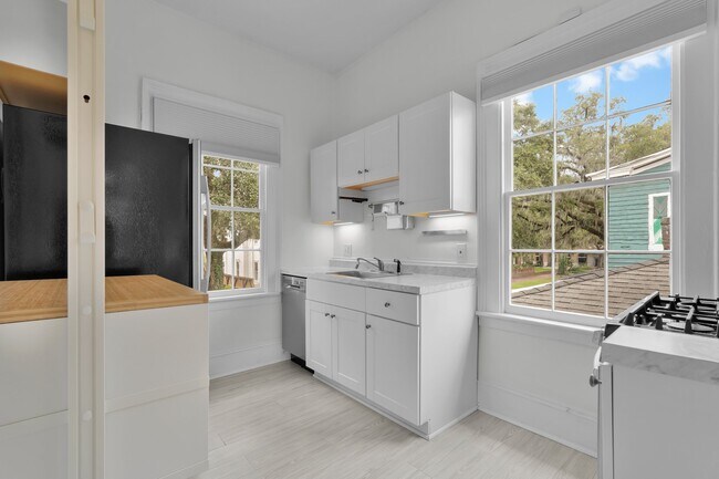 Building Photo - Savannah