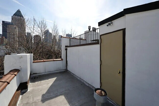 Building Photo - 468W W 47th St