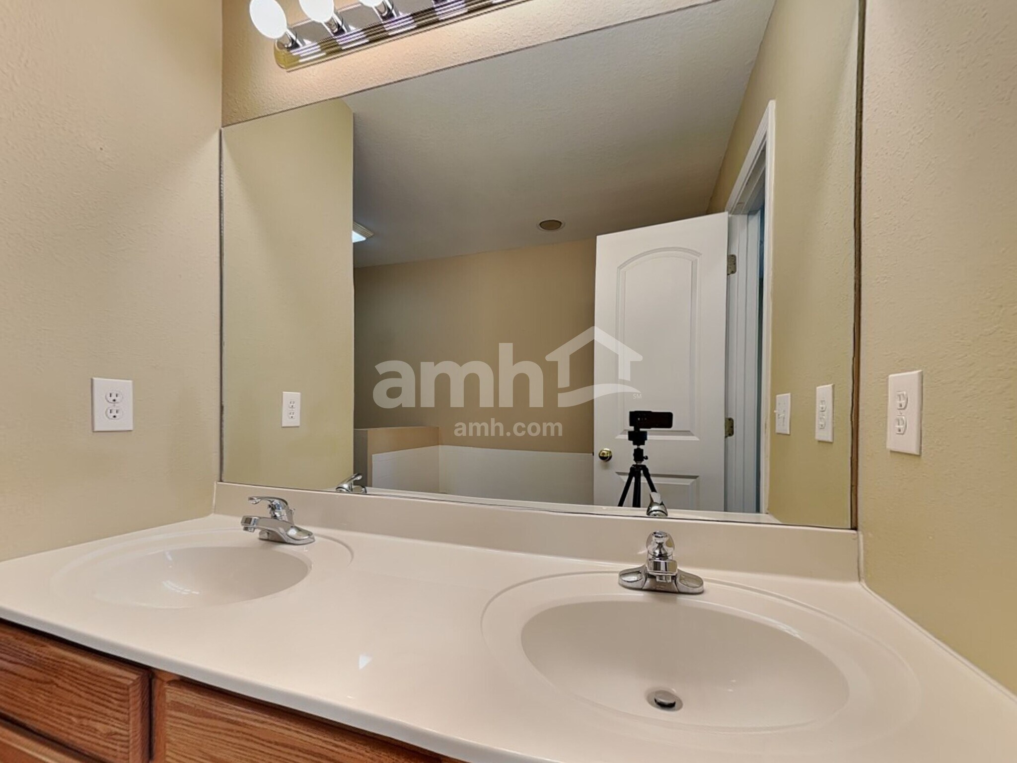 Building Photo - 4635 Aylesbury Dr