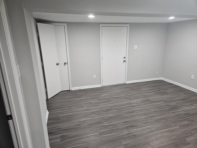 Building Photo - 1305 St Lawrence River Rd