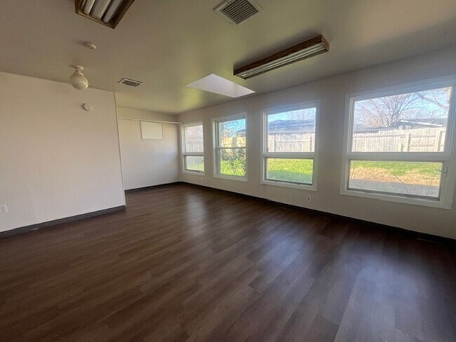 Building Photo - Large 1960's Home Near 21st & Sheridan!